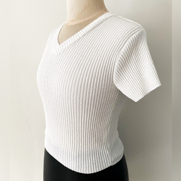 Vintage White Tee - Fashion Avenue Cropped Ribbed Knit V-Neck Top – Size Medium - Picture 4 of 8